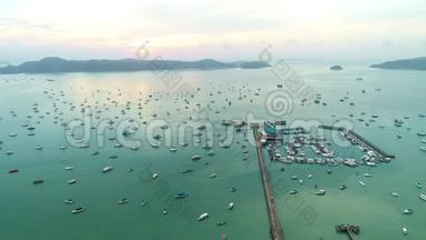 鸟瞰无人机<strong>视频</strong>拍摄飞越沙龙码头在<strong>泰国</strong>美丽的日出时间。